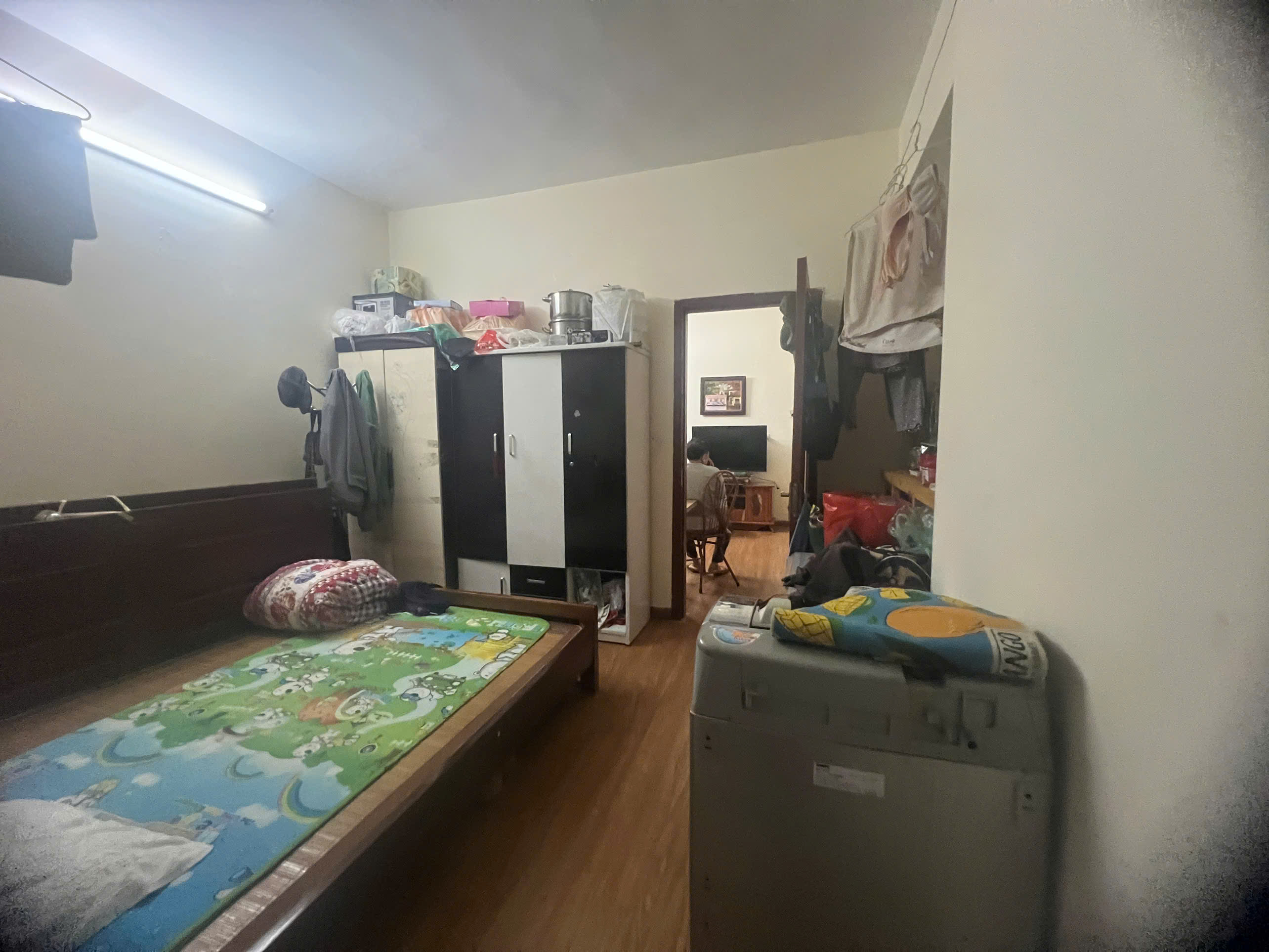 Cần bán gấp căn hộ chung cư CT11 Kim Văn Kim Lũ, giá hơn 2,8 tỷ, có sổ đỏ chính chủ.